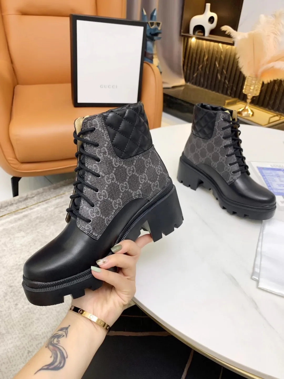 👟👟Ex-factory price 560👟👟 (Electric embroidery on the shoe collar ➕ Oil edge on the upper) The new version of Gucci GUCCI is on sale...🔥 It has a retro British style and is decorated with a LOGO cloth label on the front. Heel height: 6cm Fabric: Imported cowhide, open edge beads, lining/foot pads: upgraded cowhide 🐂 Color: black white open edge beads Code number: 34-40. 34 and 41 42 need to be customized Packaging: Comes with card and cloth bag.